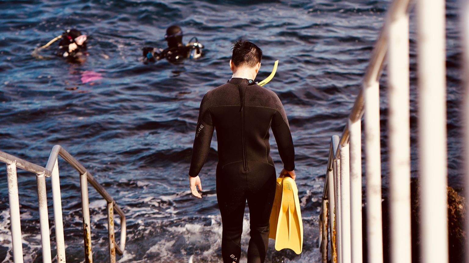 The Ultimate Guide to Diving vs Snorkeling: Gear Essentials