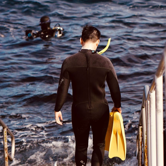 The Ultimate Guide to Diving vs Snorkeling: Gear Essentials